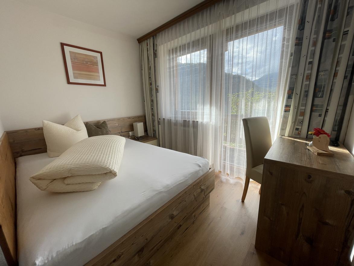 1Einzelzimmer_XL-Bett.jpg