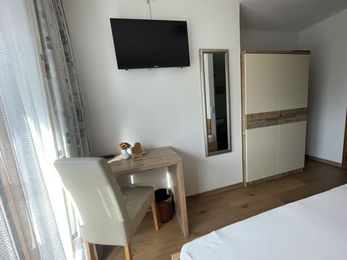 2Einzelzimmer_XL-Bett2.jpg