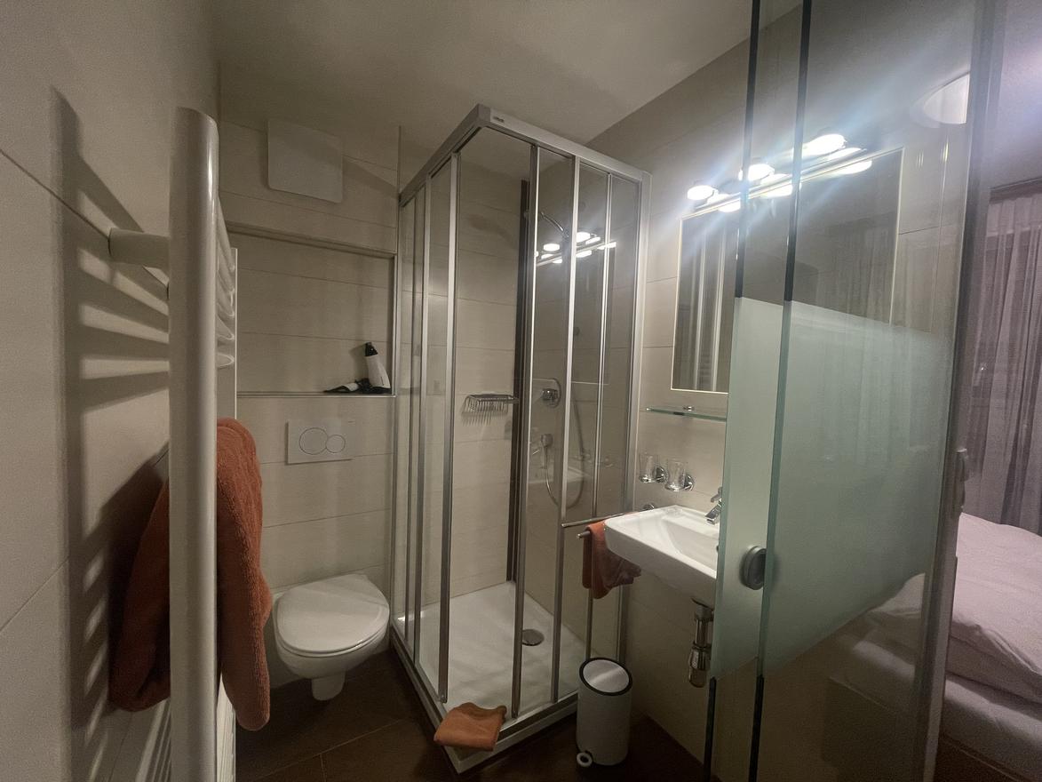 3Bad_Einzelzimmer_XL-Bett.jpg